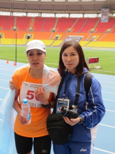 Якутская бегунья Сардана Трофимова на финише  с  "акулой пера", очаровательной журналисткой из республики Саха. 