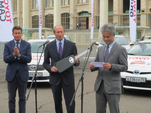 Президент Федерации легкой атлетики России Валентин Балахничев получает от спонсоров символический ключ к авто "Тайота"