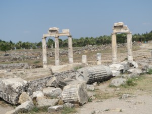 На месте этих античных развалин в Памуккале находилась гимназия, где зарождался спорт Греции