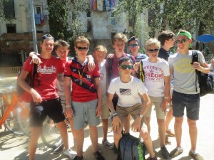 В центре Барселоны встретился с юными велогонщиками. Они стремятся на Олимп.